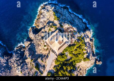 Spagna, Maiorca, Cala Ratjada, elicottero vista del faro di far de Capdepera in estate Foto Stock