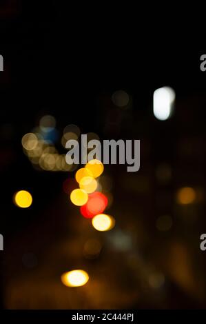 Luci gialle sfocate di notte Foto Stock