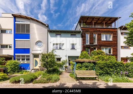 Germania, Baden-Wurttemberg, Freiburg im Breisgau, fila di moderne case di periferia in primavera Foto Stock