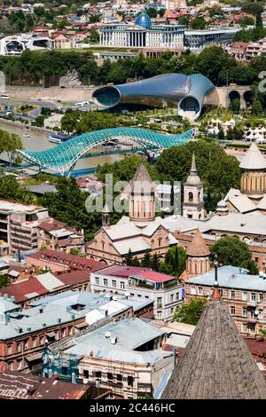 Ponte di pace sul fiume Kura durante la giornata di sole a Tbilisi, Georgia Foto Stock