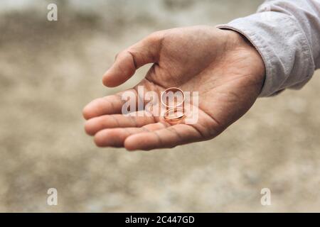 Lo sposo tiene in mano un anello di nozze. Foto Stock