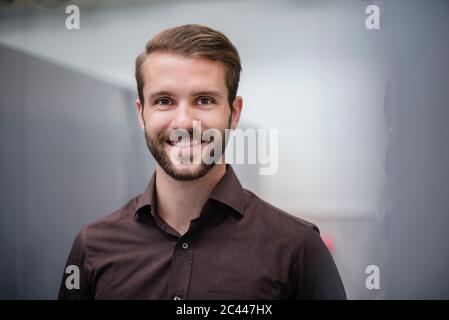 Ritratto di un sorridente giovane impreditore Foto Stock