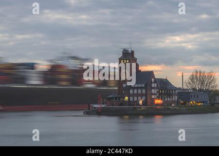 Germania, Amburgo, Lotsenhaus Seemannshoft visto dal passaggio nave Foto Stock