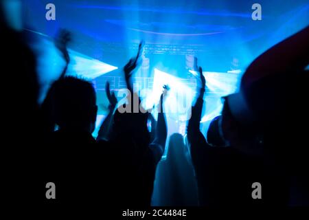 Folla che si acclamano durante il festival di musica elettronica Foto Stock