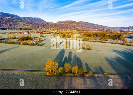 Germania, Baviera, Bad Feilnbach, veduta aerea dei campi e dei prati di campagna in primavera Foto Stock