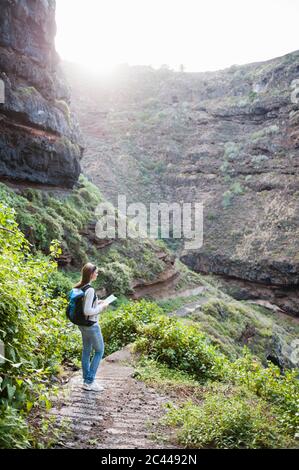 Escursionista femminile con mappa, Tenerife, Isole Baleari, Spagna Foto Stock