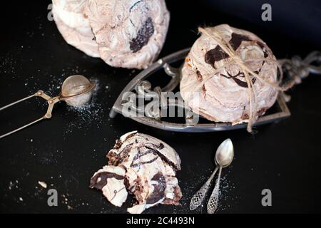 Meringhe con cioccolato e utensili da cucina vintage Foto Stock