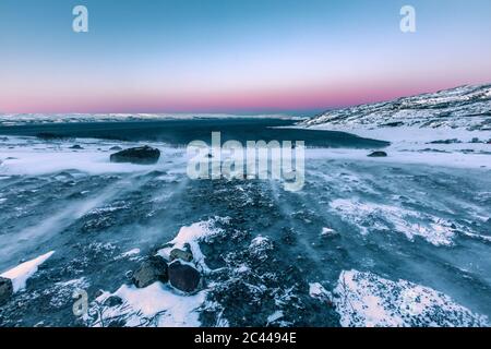 Paesaggio costiero in inverno, Lebesby, Lakse Fjord, Norvegia Foto Stock