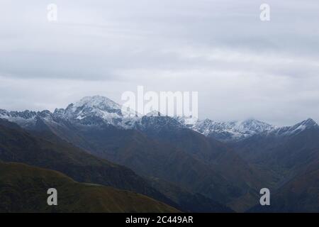 vista panoramica con montagne innevate Foto Stock