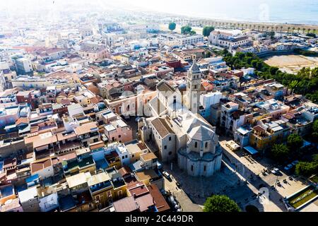 Italia, Provincia di Barletta-Andria-Trani, Barletta, Elicotteri vista della Cattedrale di Barletta Foto Stock