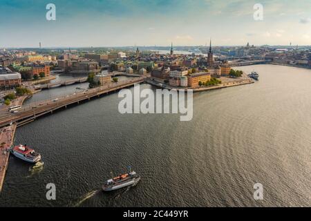 Svezia, Sodermanland, Stoccolma, veduta aerea di barche da diporto di fronte all'isolotto Riddarholmen Foto Stock