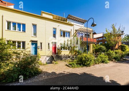 Germania, Baden-Wurttemberg, Freiburg im Breisgau, moderna casa di periferia in primavera Foto Stock