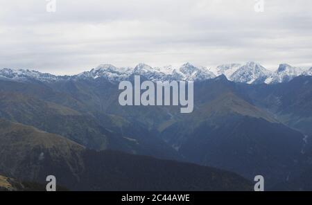 montagne innevate dell'himalaya con foresta in tutto. Foto Stock