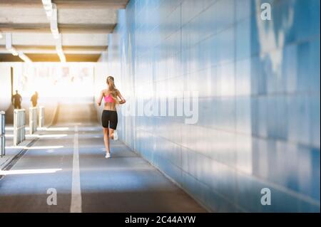 Vista posteriore del pareggiatore femmina nel tunnel Foto Stock