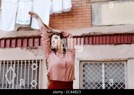 Ritratto di giovane donna che indossa abiti vintage Foto Stock