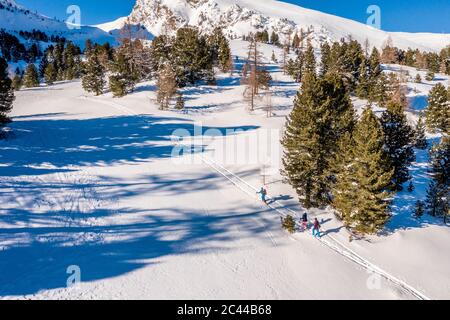 Austria, Carinzia, Reichenau, Nockberge, Falkert, persone che sciano in giornata di sole Foto Stock