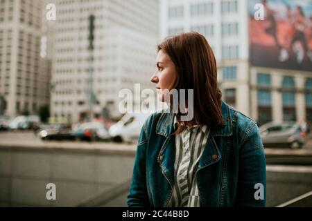Germania, Berlino, Ritratto di giovane brunetta con giacca in denim Foto Stock