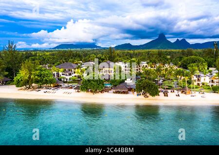 Mauritius, Fiume Nero, Flic-en-Flac, vista in elicottero della spiaggia del villaggio sul mare in estate Foto Stock