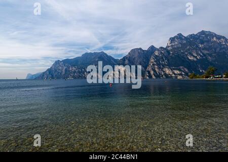 Italia, Trentino, Torbole, windsurf sul Lago di Garda circondato da montagne Foto Stock