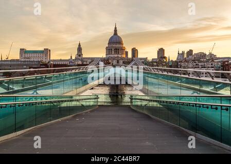 LONDRA, UK - 6 LUGLIO 2016: Una vista verso la Cattedrale di St Pauls e il Millenium Bridge al mattino. Foto Stock