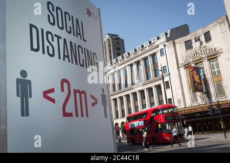 I consigli sociali a distanza sono stati messi a intervalli regolari lungo Oxford Street, come di fronte al teatro Dominion su Tottenham Court Road, il giorno in cui il primo ministro britannico, Boris Johnson ha annunciato in parlamento un importante allentamento delle restrizioni pandemiche di Coronavirus il 4 luglio della prossima settimana, Inclusa la riapertura di pub, ristoranti, alberghi e parrucchieri in Inghilterra, il 23 giugno 2020, a Londra, Inghilterra. Anche la distanza sociale di tre mesi di due metri sarà ridotta a un metro più ma nelle ultime 24 ore, altri 171 sono morti da Covid, portando il totale del Regno Unito a 42,927. Foto Stock