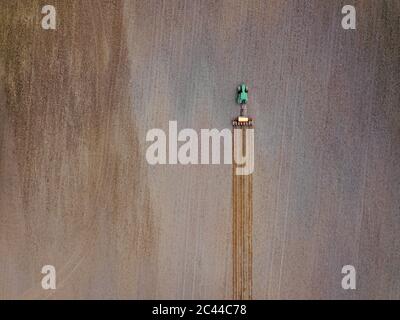 Russia, Vista aerea del trattore che aratura campo marrone Foto Stock