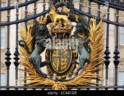 Royal Coat of Arms alla porta di Buckingham Palace, Londra, Regno Unito Foto Stock