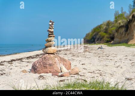 Germania, Meclemburgo-Vorpommern, Poel Island, Timmendorf, cairn sulla spiaggia Foto Stock