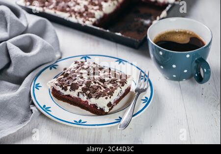 Tazza di caffè e fetta di torta di foresta nera Foto Stock