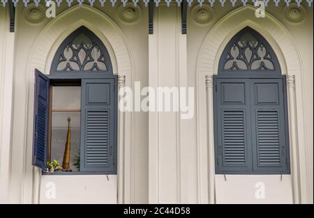 Bangkok, Thailandia - 19 giu 2020 : la bellezza delle antiche finestre in legno del Grand Palace. La complessità degli edifici. Foto Stock