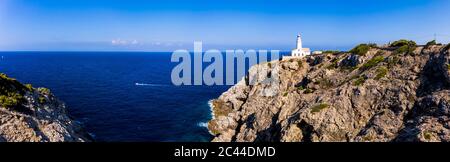 Spagna, Maiorca, Cala Ratjada, elicottero vista del faro di far de Capdepera in estate Foto Stock