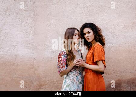 Ritratto di due giovani donne tenendo le mani Foto Stock