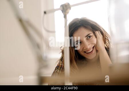 Ritratto di felice giovane donna che guarda via Foto Stock