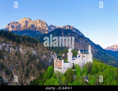 Germania, Baviera, Hohenschwangau, Drone vista del monte Sauling e Castello di Neuschwanstein Foto Stock