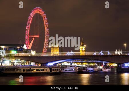 LONDRA, UK - 27 GIUGNO 2016: Una vista verso Westminster che mostra il London Eye, il Big ben e il Waterloo Bridge. Foto Stock