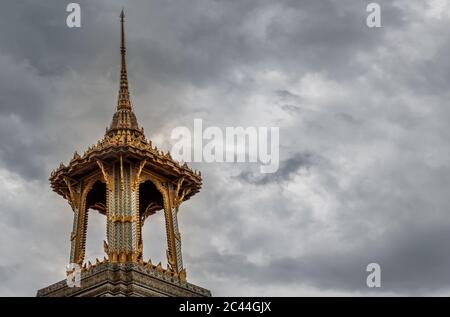 Bangkok, Thailandia - 19 giu 2020 : cima del padiglione nel Tempio del Buddha di Smeraldo, il tempio buddista più sacro della Thailandia Foto Stock