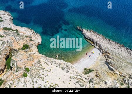 Spiaggia rocciosa dall'alto nell'isola di Krk Foto Stock