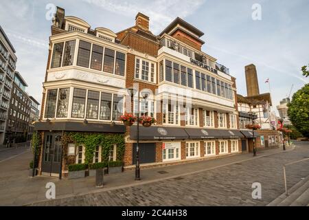LONDRA, UK - 6 LUGLIO 2016: Una vista dell'esterno del Globe Theatre di Shakespeares al mattino. Foto Stock