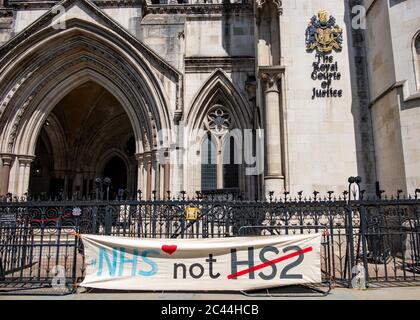 Londra, giugno-2020: Un banner anti HS2 fuori dalla Corte di giustizia reale in riferimento al controverso progetto di grandi infrastrutture ferroviarie