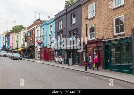 LONDRA, UK - 16 LUGLIO 2015: Edifici lungo Portobello Road a Nottinghill, Londra, durante il giorno, mostrando edifici negozi e persone. Foto Stock