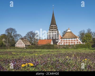 Germania, Amburgo, case a graticcio di fronte a Kirche Saint Johannis Foto Stock