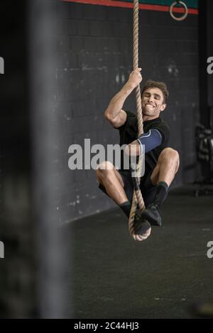 Atleta con una corda amputata per l'arrampicata Foto Stock