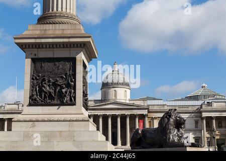 LONDRA, Regno Unito - 21 LUGLIO 2015: Parte della colonna di Nelsons, la National Gallery e un monumento del Leone a Trafalgar Square a Londra durante il giorno. Foto Stock