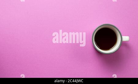 Una tazza di caffè americano su sfondo rosa. Vista dall'alto, spazio per le copie Foto Stock