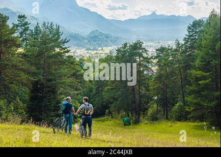 Uomo anziano e maturo con e-bike Foto Stock