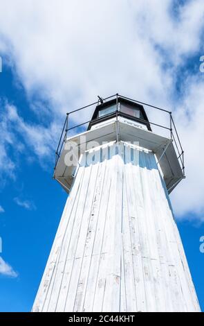 Vecchio faro di legno contro il cielo Foto Stock