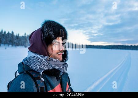 Ritratto di un uomo con la barba congelata in presenza di neve forrest,  Lappland, Svezia Foto stock - Alamy