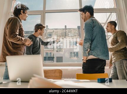 Giovani imprenditori che hanno un incontro nel loro start up business Foto Stock