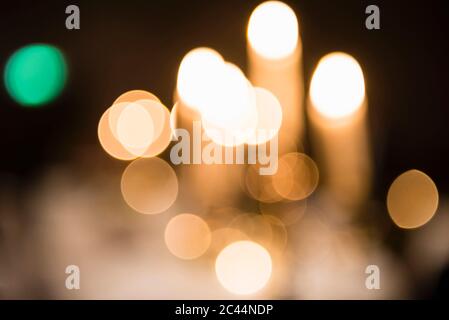 Luci gialle sfocate di notte Foto Stock