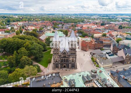 Svezia, Scania, Lund, vista aerea della Cattedrale di Lund e parco adiacente Foto Stock